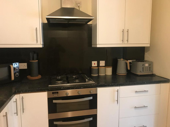 Private kitchen 4, 4 Bedroom, 8 bed Apartment,free Parking, London