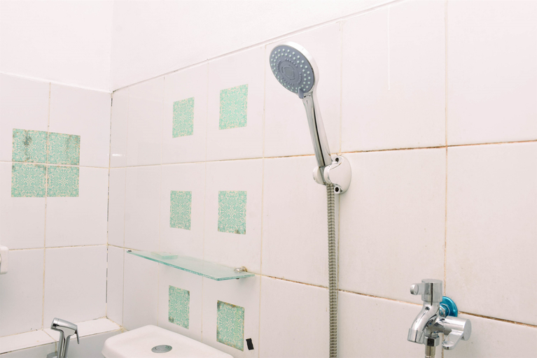 Bathroom 5, Luxury 2BR at Kalibata City Apartment By Travelio, Jakarta Selatan