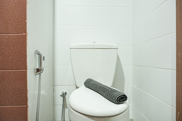 Bathroom 5, Gorgeous Studio at Puri Orchard Apartment By Travelio, Jakarta Barat