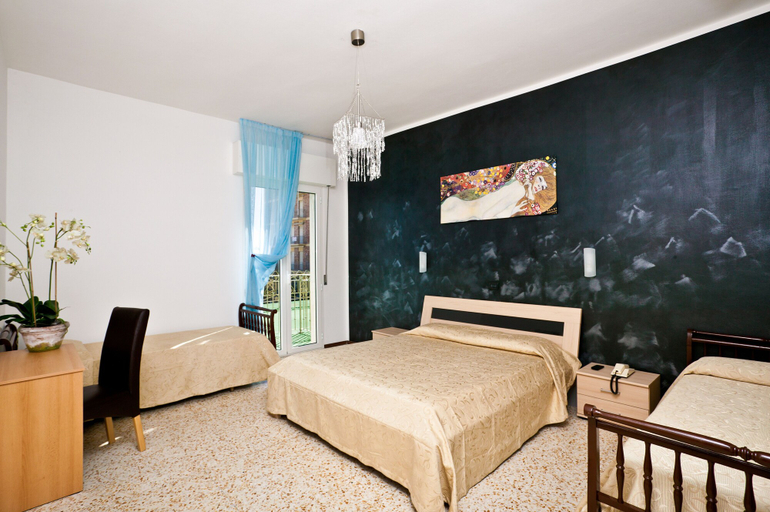Bedroom 2, Hotel Holiday Park, Rimini