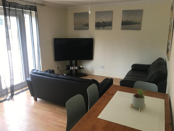 Living room, 4 Bedroom, 8 bed Apartment,free Parking, London