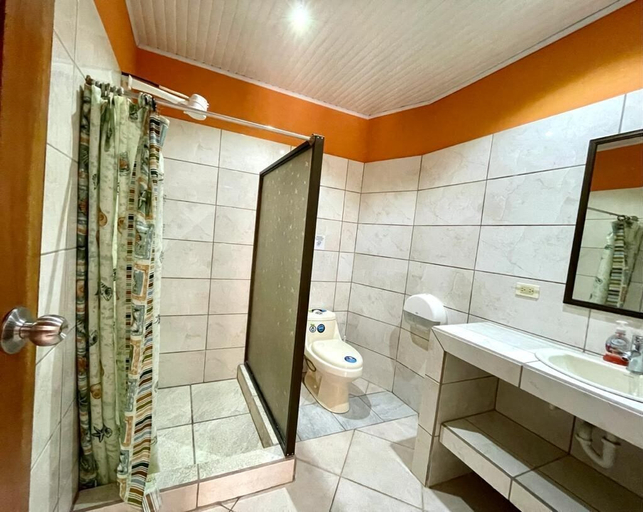 Bathroom 4, Hotel Colibri, Aguirre