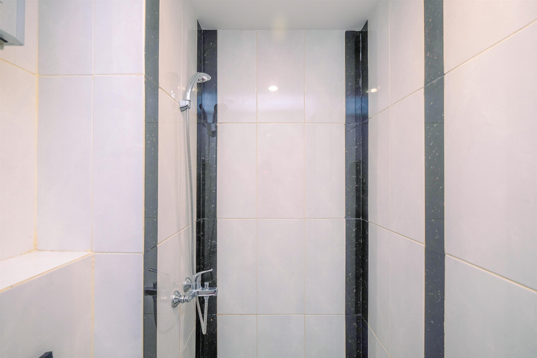 Bathroom 3, Spacious 1BR at Grand Kamala Lagoon Apartment By Travelio, Bekasi