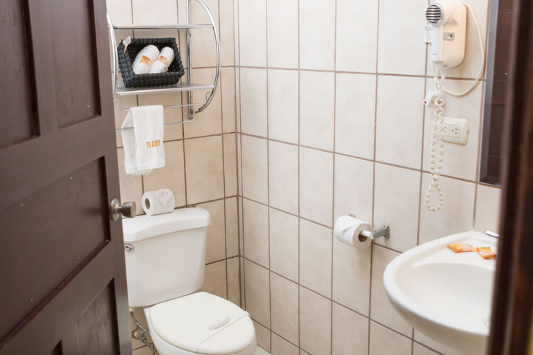 Bathroom 5, Hotel Nany, Santa Cruz