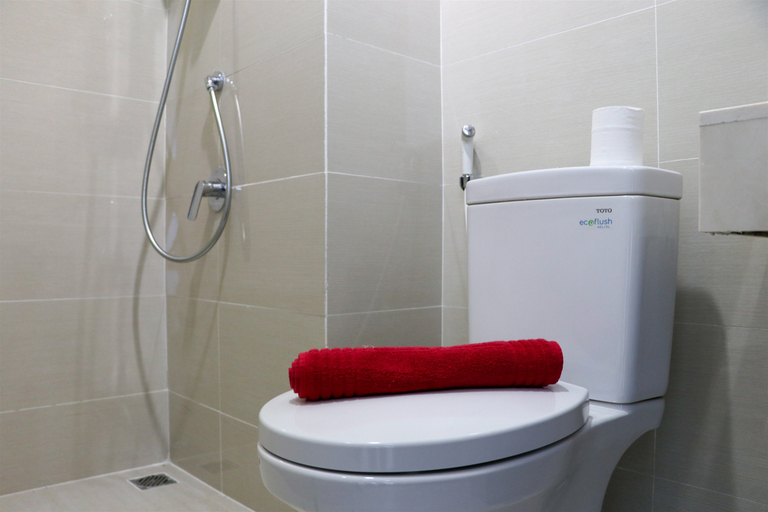 Bathroom 5, Comfort and Warm Studio Room at Puri Mansion Apartment By Travelio, Jakarta Barat