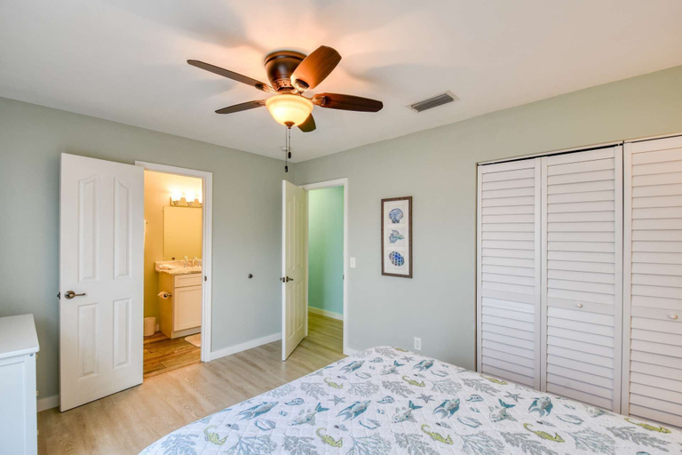Bedroom 3, Seascape 2, Saint Johns