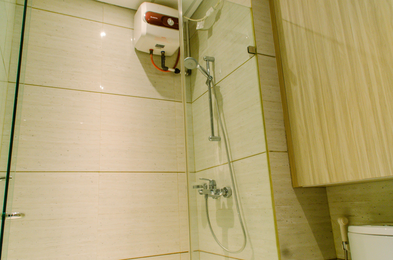 Bathroom 5, Comfort 1BR at Brooklyn Alam Sutera Apartment By Travelio, Tangerang