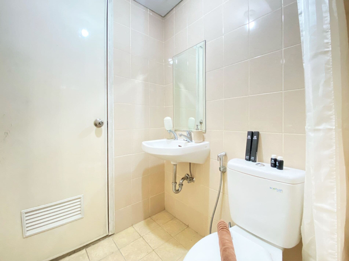 Bathroom 2, Pleasant 2Br At Apartment At Parahyangan Residence, Bandung
