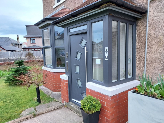 Exterior & Views 2, Morecambe Ground Floor Apartment - Sleeps 3 - 5 Mins to Sea, Lancashire