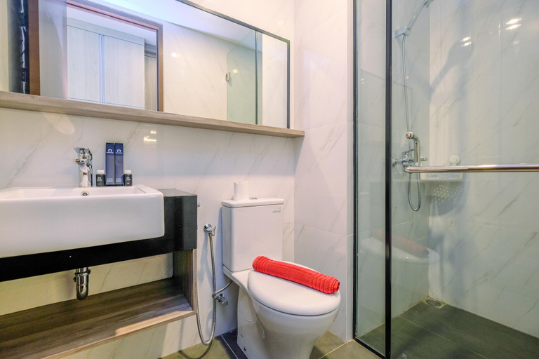 Bathroom 3, Fancy And Well Appointed Studio At Ciputra World 2 Apartment, Jakarta Selatan