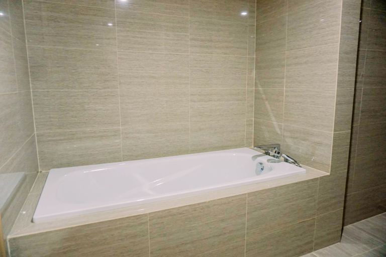 Bathroom 2, Spacious and Elegant 2BR at 35th Floor Hillcrest House Apartment By Travelio, Tangerang
