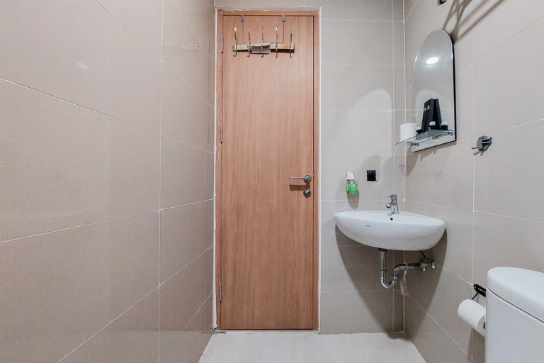 Bathroom 3, Comfort And Elegant Studio Apartment At B Residence, South Tangerang