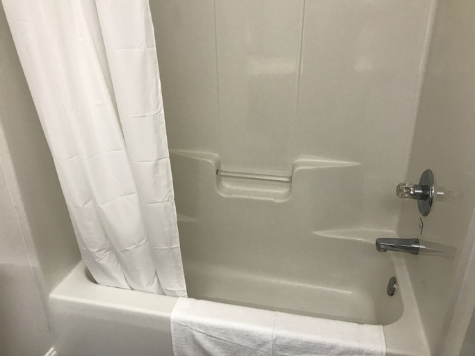 Bathroom 5, Hotel Pensacola, Escambia