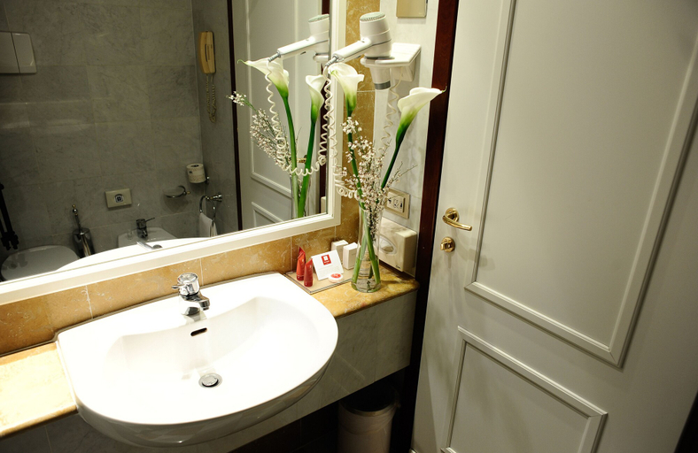 Bathroom 4, Leonardo Hotel Milan City Center, Milano