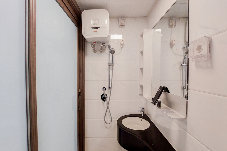 Bathroom 5, Elegant and Strategic Studio Apartment at Sky House BSD By Travelio, Tangerang Selatan