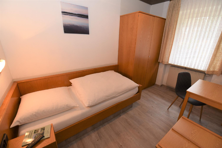 Bedroom 2, Landgasthof Grüner Baum, Hof