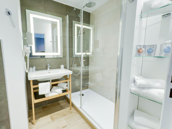 Bathroom 5, Golden Tulip Roissy Saint Witz, Val-d'Oise