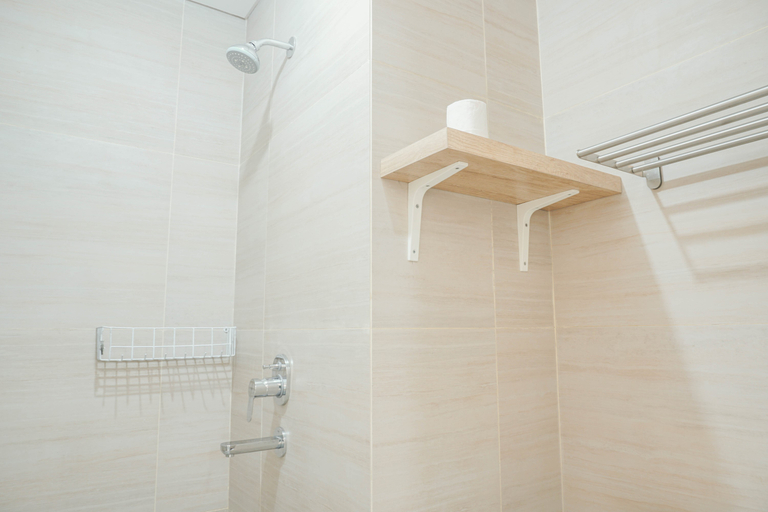 Bathroom 5, Nice and Cozy Studio at Silk Town Apartment By Travelio, Tangerang