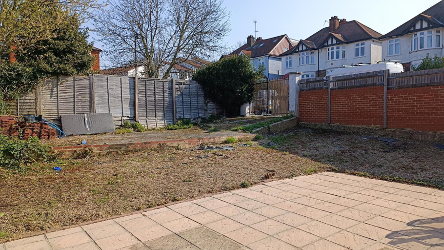 Property grounds, 4 Bedroom, 8 bed Apartment,free Parking, London