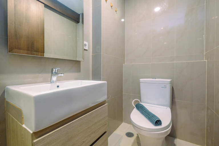 Bathroom 5, Luxury and Strategic Studio at Bellevue Place Apartment By Travelio, South Jakarta