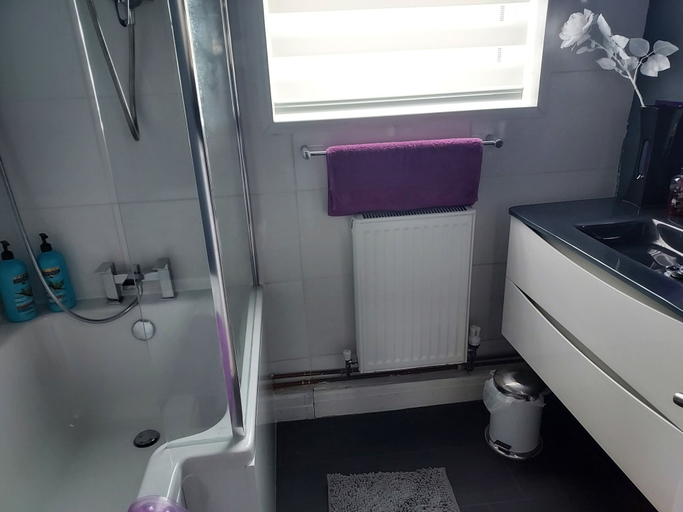 Bathroom, Morecambe Ground Floor Apartment - Sleeps 3 - 5 Mins to Sea, Lancashire