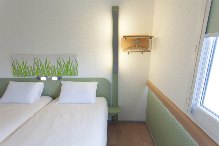 Bedroom 4, ibis budget Cherbourg La Glacerie, Manche