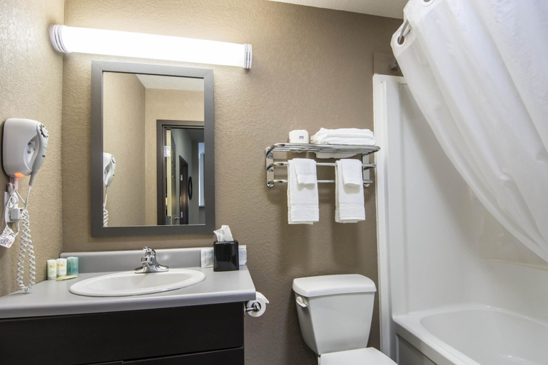 Bathroom 4, Quality Inn & Suites Thompson, Division No. 22
