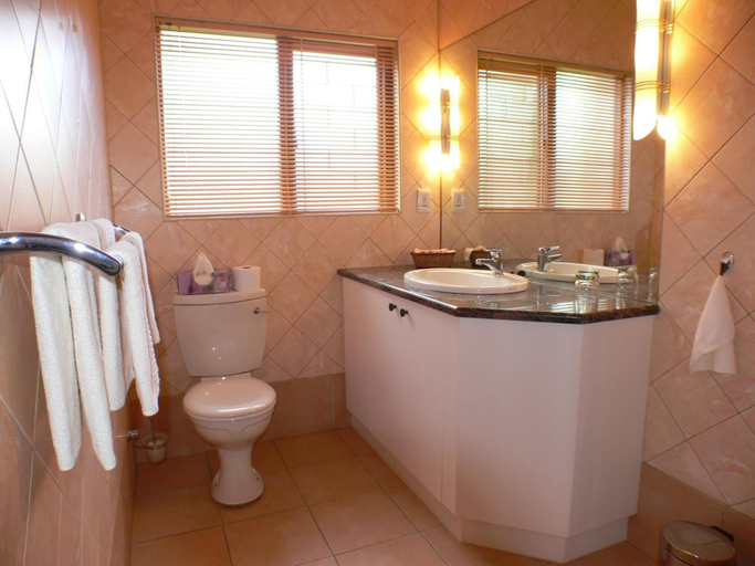 Bathroom 4, Hajo's Lodge & Spa, City of Cape Town