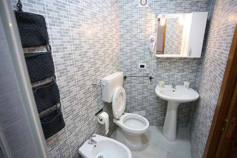 Bathroom 5, Le Mura Antiche, Napoli