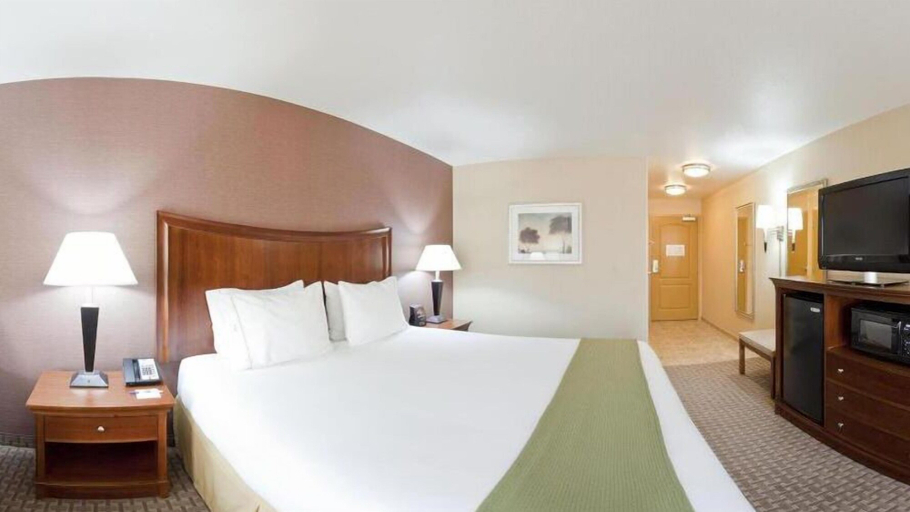 Bedroom 4, Holiday Inn Express & Suites WILLOWS by IHG, Glenn