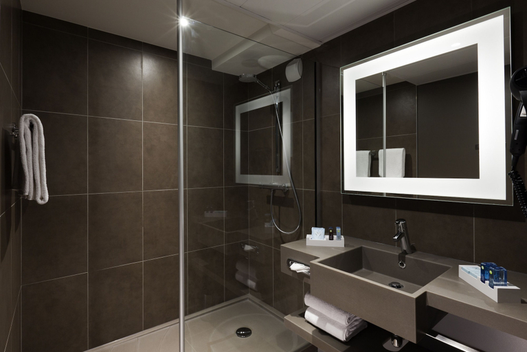 Bathroom 5, Novotel Marseille Centre Prado, Bouches-du-Rhône