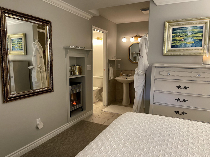 Bedroom 3, A Vista Villa Couples Retreat, Central Okanagan