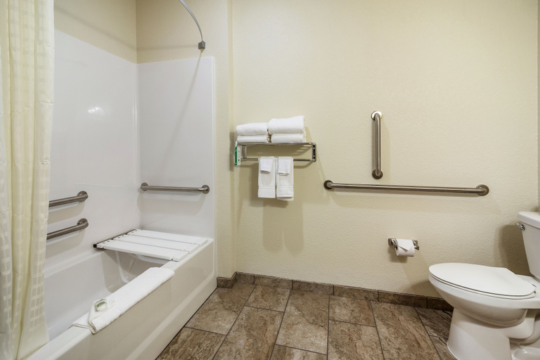 Bathroom 5, Cobblestone Hotel & Suites - Hutchinson, McLeod