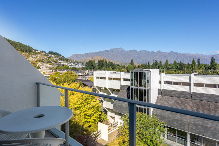 Exterior & Views 4