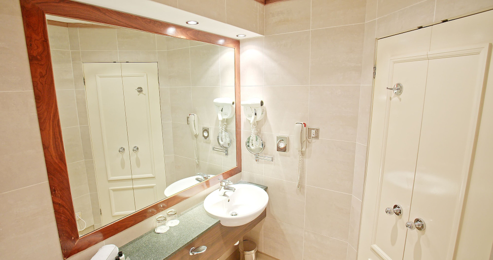 Bathroom 5, Harbour Heights Hotel, Poole