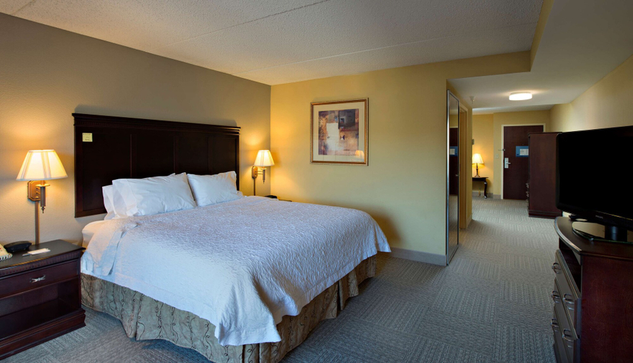 Bedroom 3, Hampton Inn Bennington, Bennington