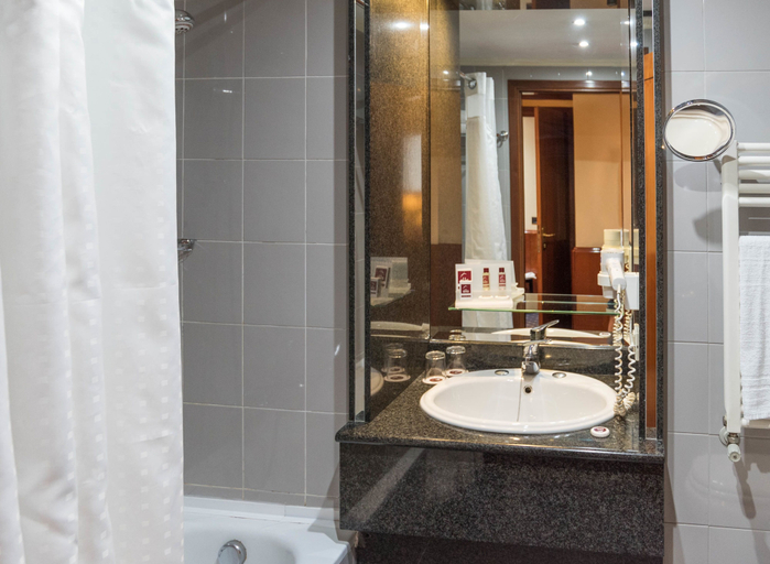 Bathroom 4, Hotel Catullo, Verona
