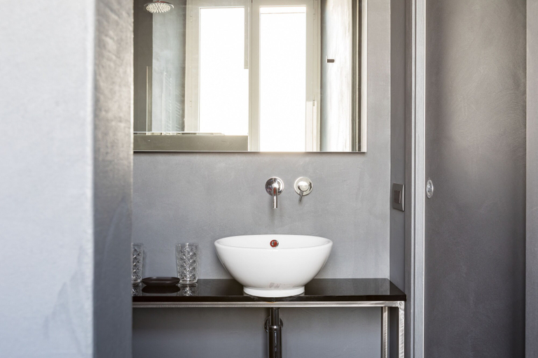 Bathroom 5, Pietra, Rome