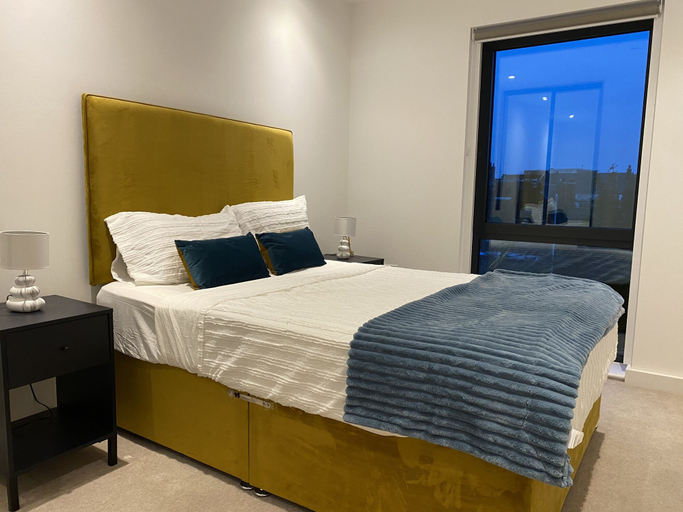 Room 2, Cosy Stunning two Bed Apartment With Balcony, London