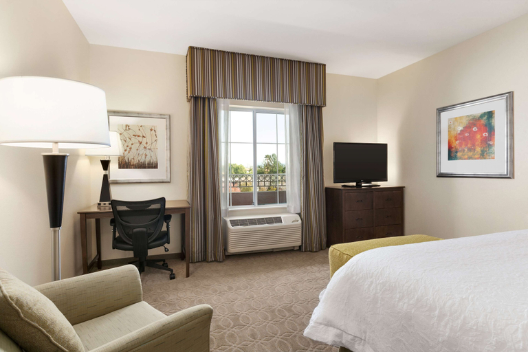 Bedroom 4, Hampton Inn & Suites San Bernardino, San Bernardino