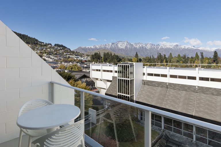 Exterior & Views 13
