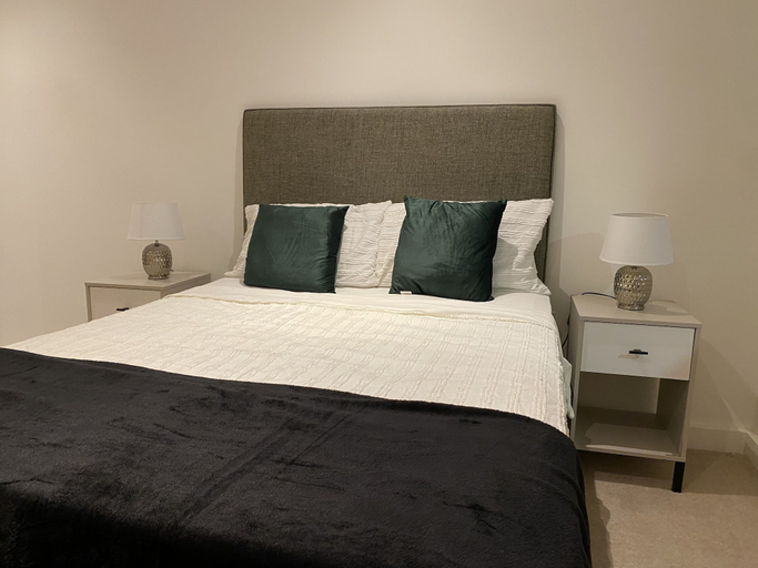 Room 5, Cosy Stunning two Bed Apartment With Balcony, London