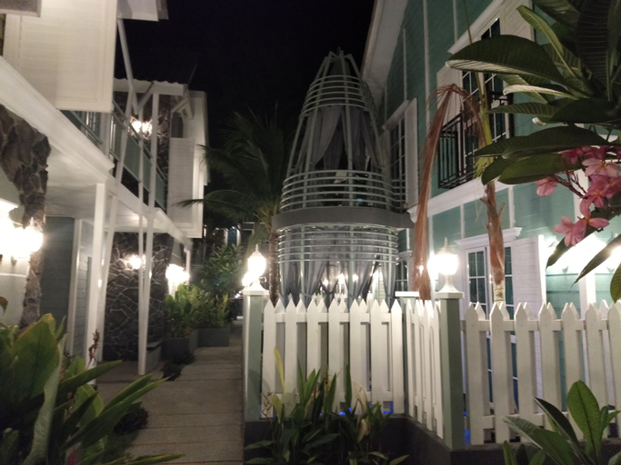 Exterior & Views