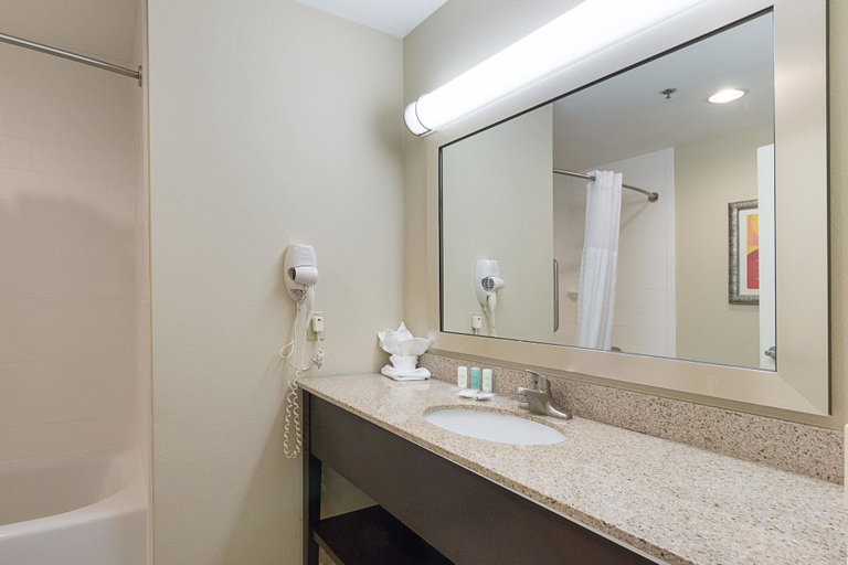 Bathroom 3, Comfort Suites Beachside, Cameron
