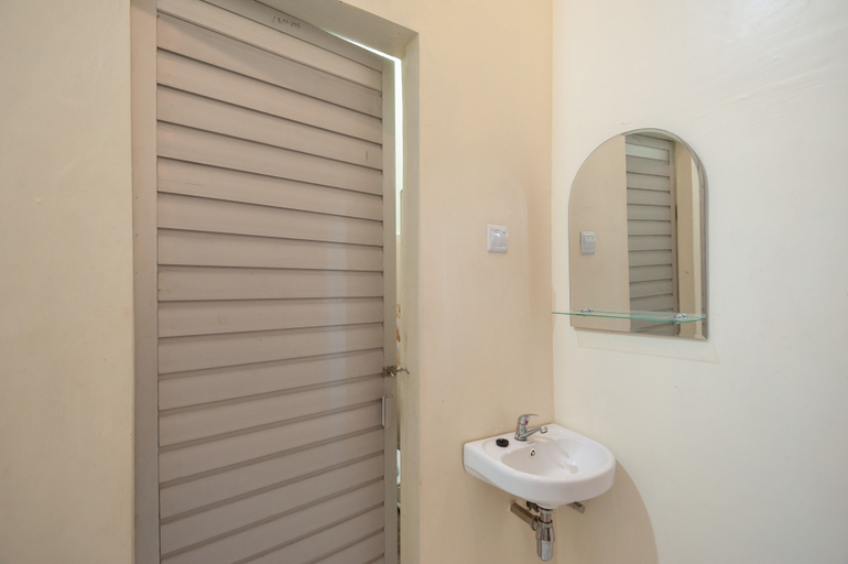 Bathroom 3, RedDoorz Syariah near RS Tentara Solok, Solok