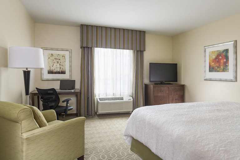 Bedroom 3, Hampton Inn & Suites San Bernardino, San Bernardino