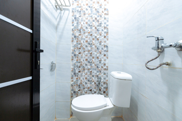 Bathroom 4, Urbanview Hotel R House Batam by RedDoorz, Batam