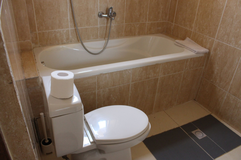 Bathroom 3, Girafe Hôtel, Mfoundi