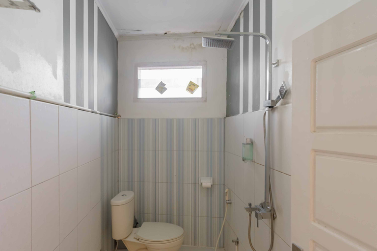 Bathroom 3, Urbanview Hotel Ananda Syariah by RedDoorz, Bukittinggi