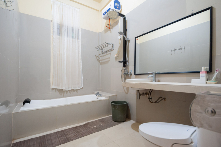 Bedroom 5, RedDoorz Syariah near Tirtasari Sonsang dan Banto Royo, Agam